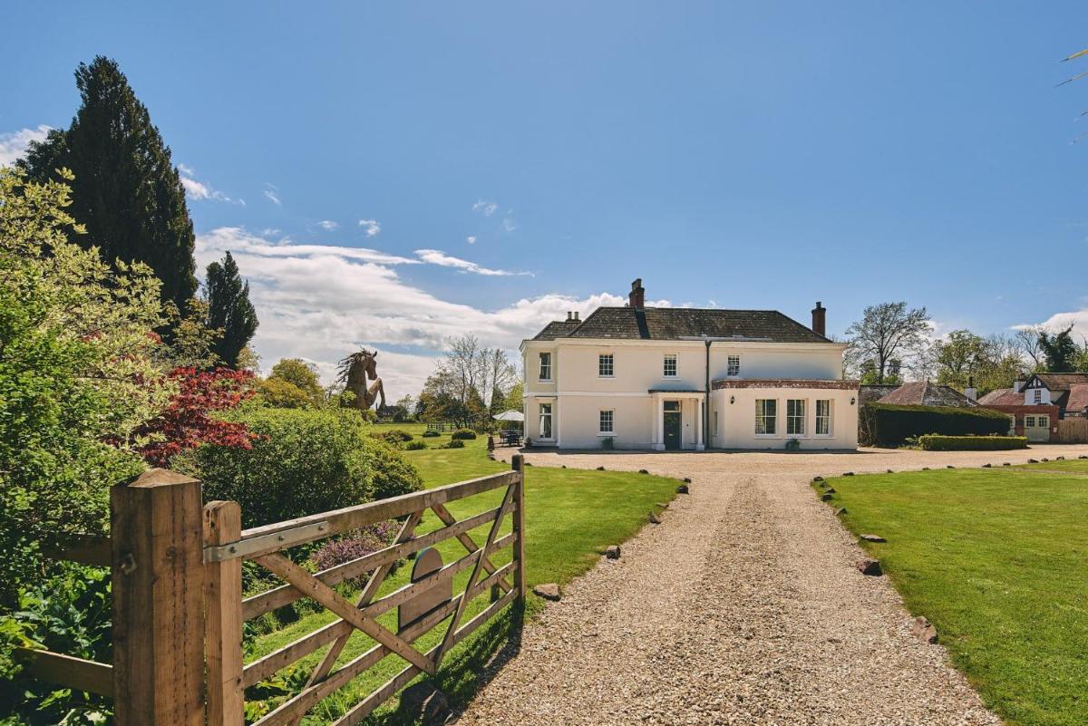 Equestrian Manor - Housity