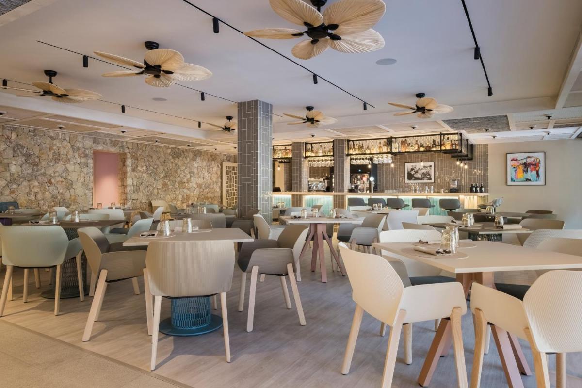 Un restaurante o sitio para comer en El Vicenç de la Mar - Adults Only - Over 12