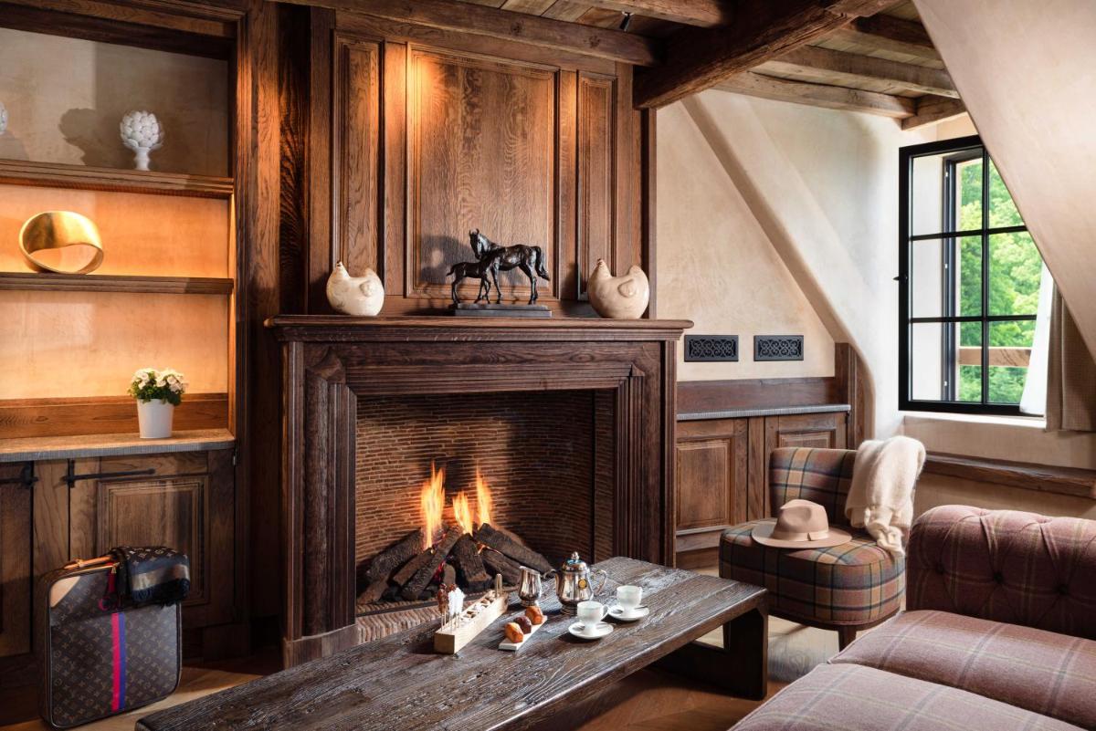 Coin salon dans l'établissement La Ferme Saint Simeon Hotel & Spa - Relais & Chateaux