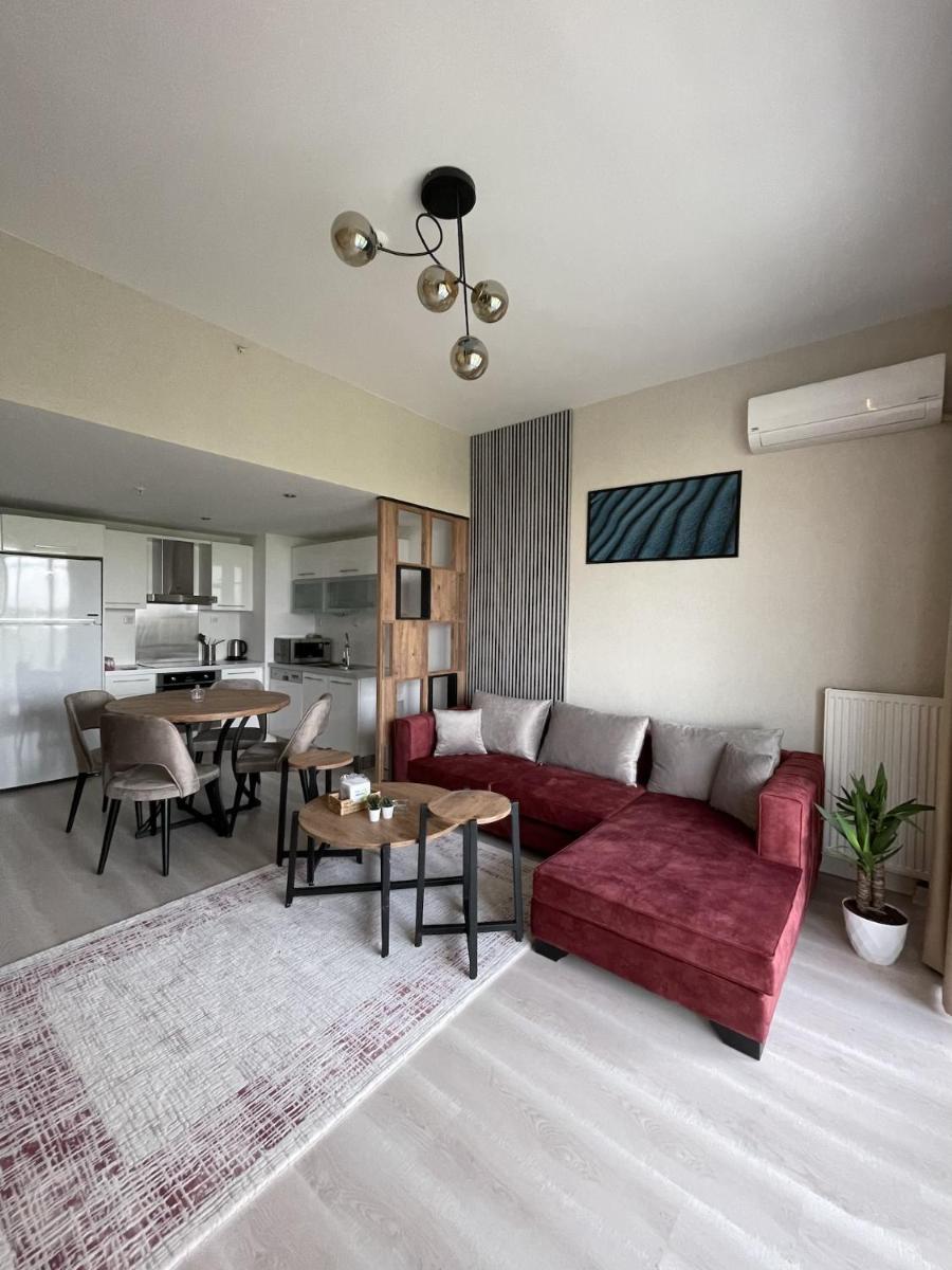 Modern 1-Bedroom Apartment with Terrace near MaIl of Istanbul - Batisehir 176 - Housity