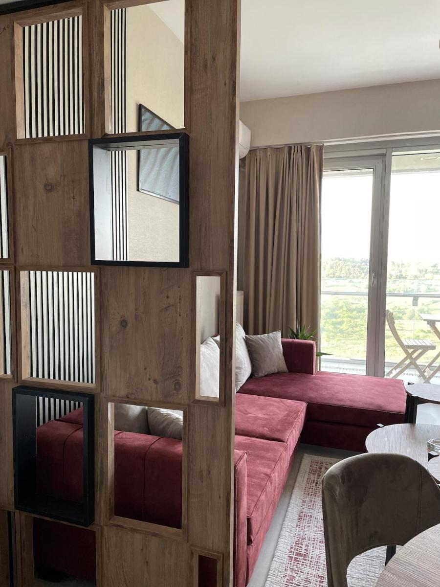 Modern 1-Bedroom Apartment with Terrace near MaIl of Istanbul - Batisehir 176 - Housity