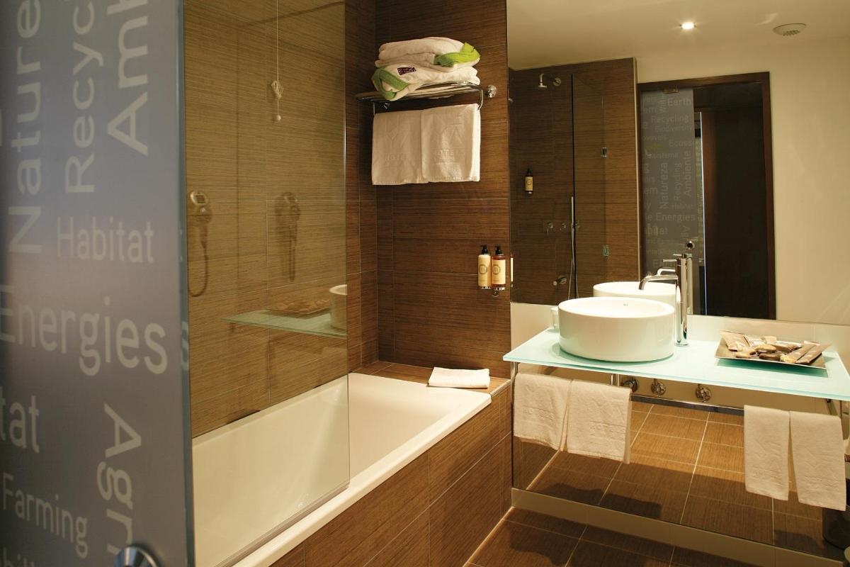 Uma casa de banho em NEYA Lisboa Hotel