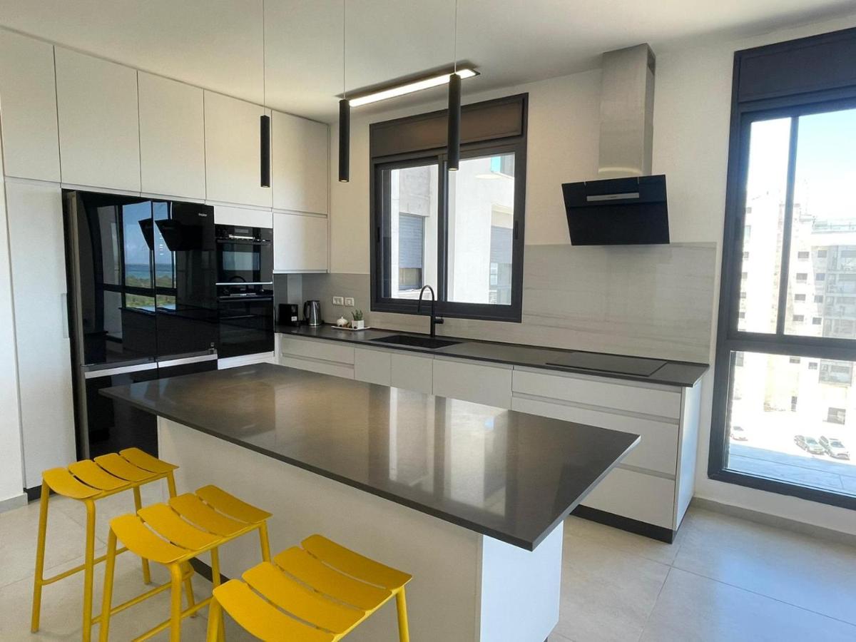 #דירת יוקרה על הים Bluewave Beach Apartment# - Housity