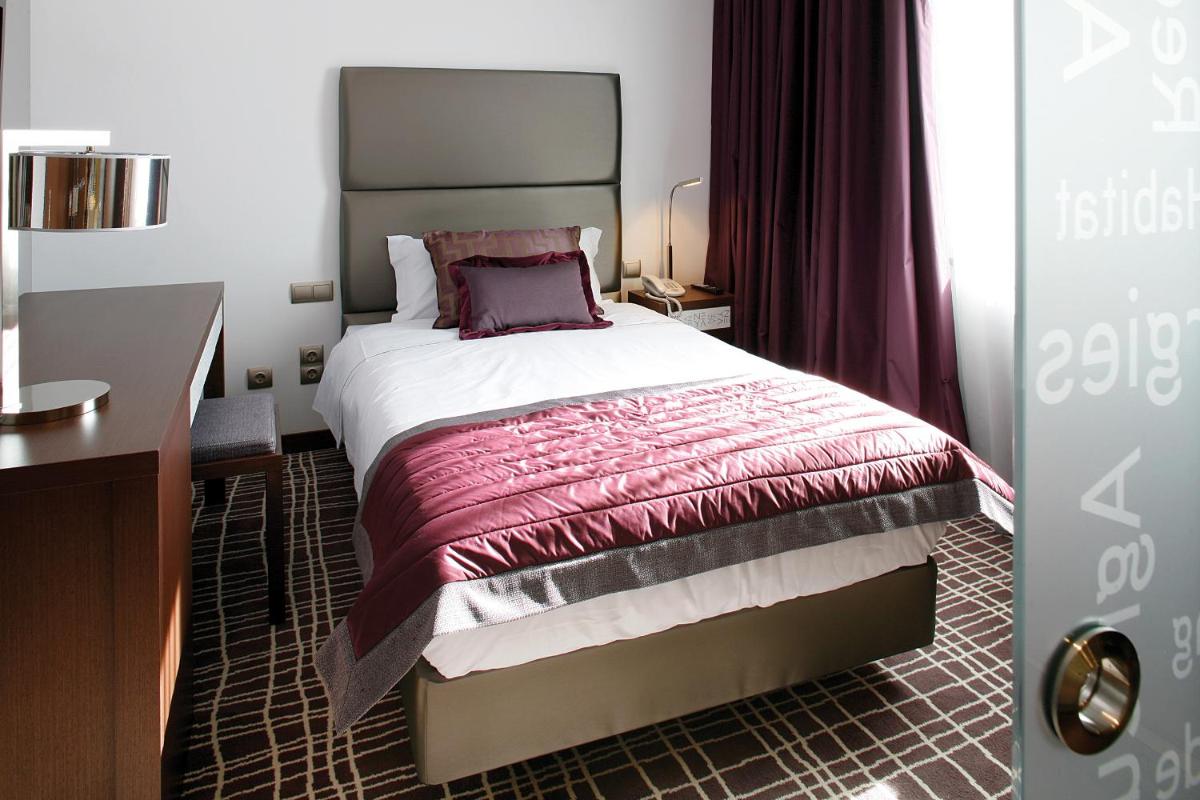 Uma cama ou camas num quarto em NEYA Lisboa Hotel