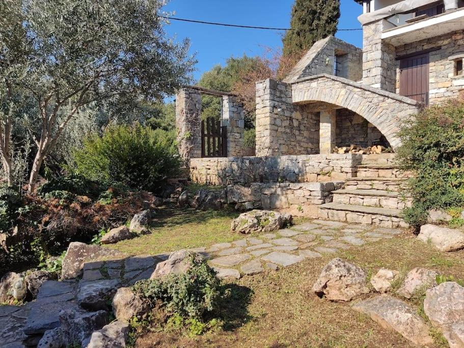 Lito's dream villa by the sea! - Housity