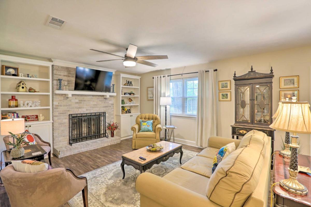 Bright Tallahassee Retreat with Lanai and Yard! - Housity