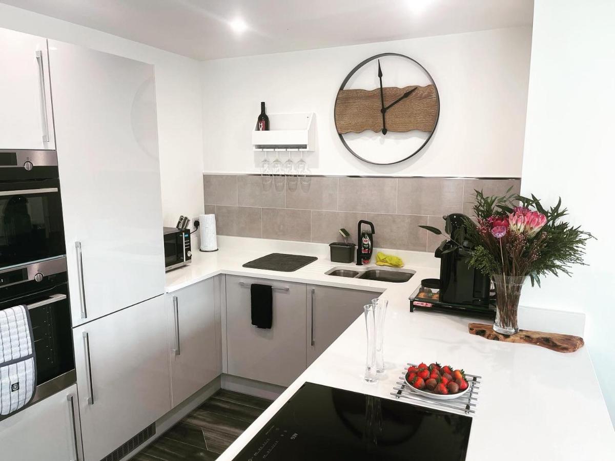 Salisbury Suite - Modern 2 bedroom flat with parking in Menai Bridge - Housity