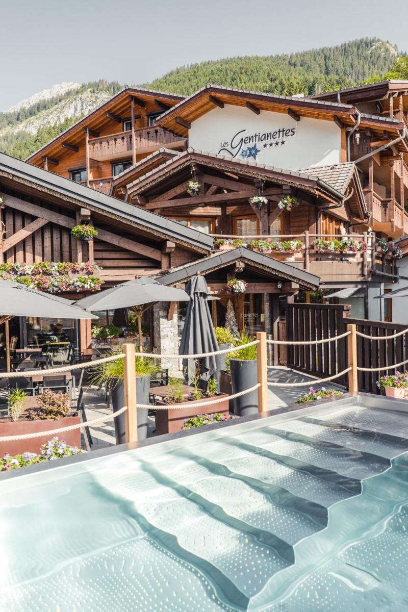 Piscine de l'établissement Les Gentianettes Hotel & Spa ou située à proximité
