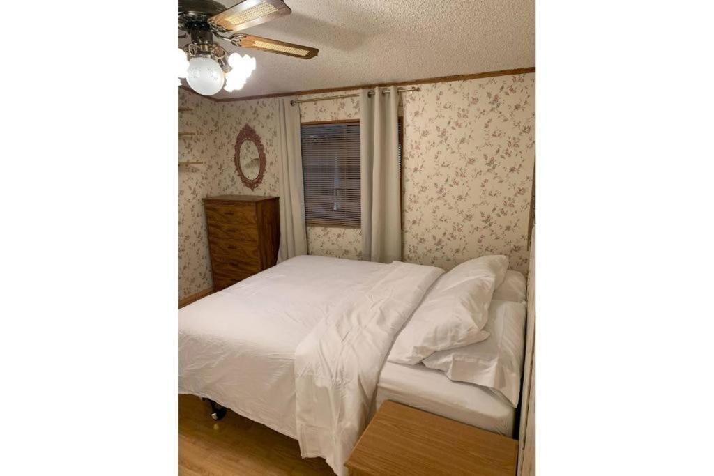 Suitetrails - Festive Fortuna Foothills Home