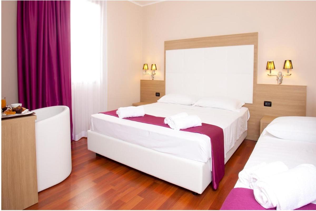 Momi's Hotel - Housity