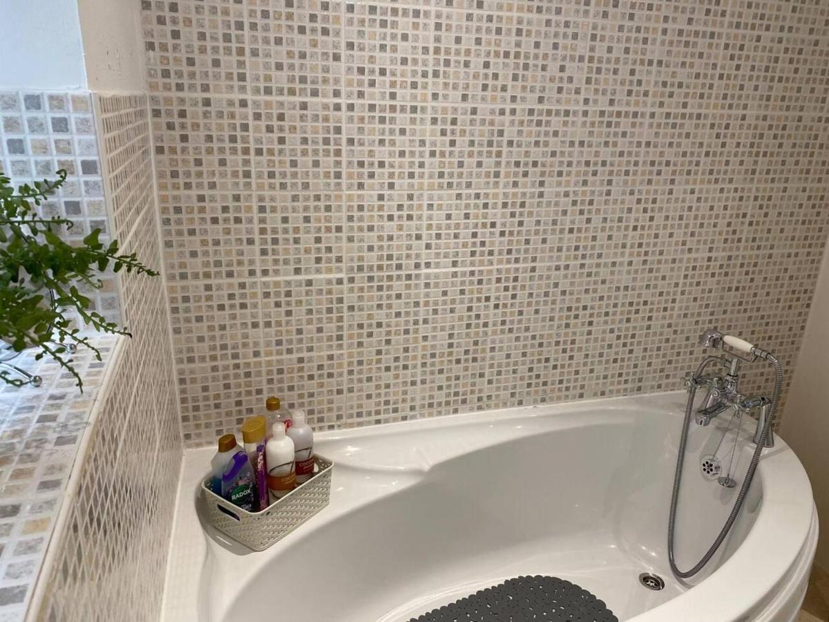 Beautiful 1 Bed Apartment in the Heart of Ludlow - Housity