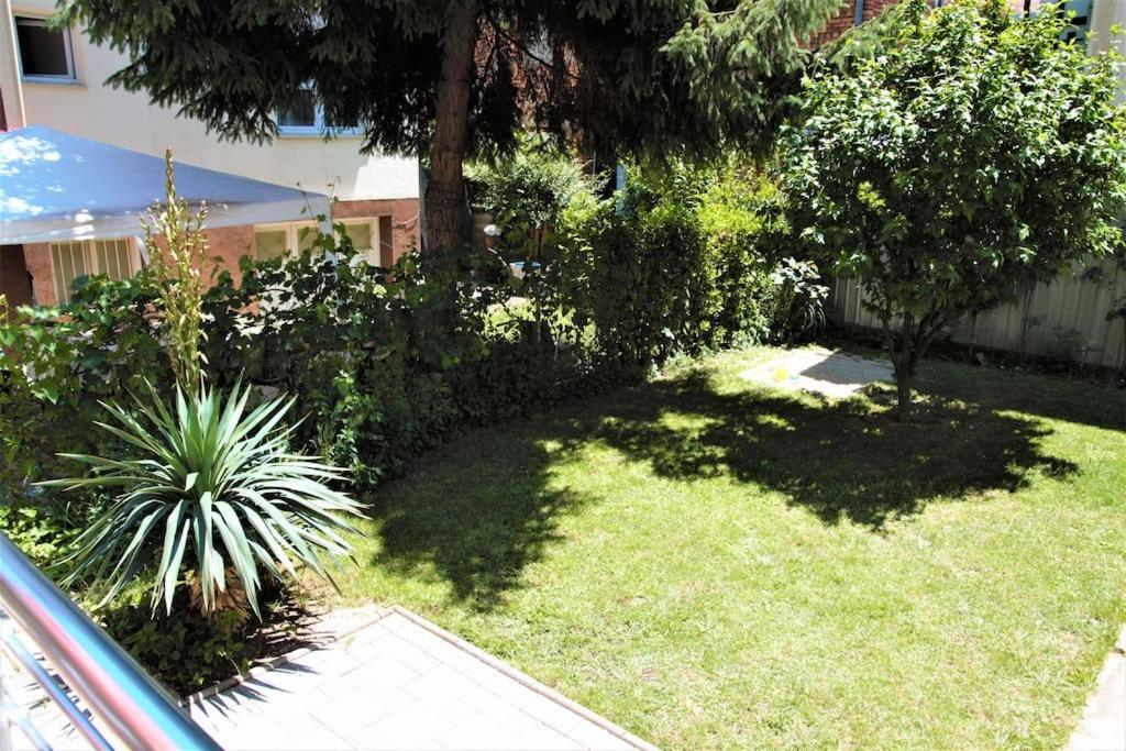 Central Modern Apt with Garden - Housity