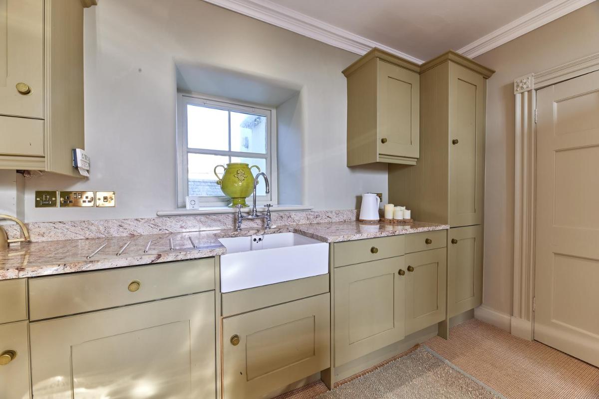 River View: Characterful Townhouse, Stunning Views - Housity