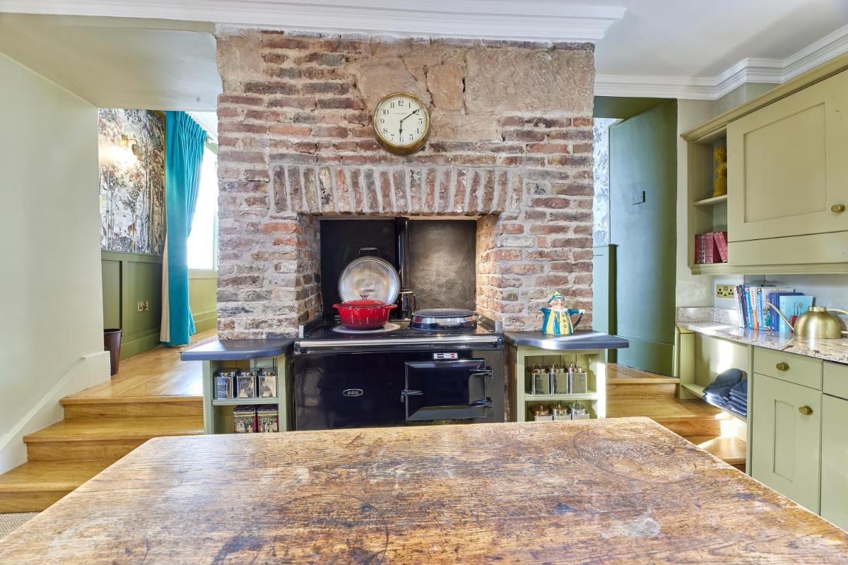 River View: Characterful Townhouse, Stunning Views - Housity