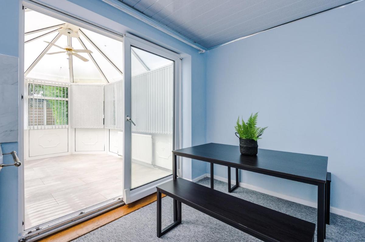 Family friendly 3-bed home with free parking on site - Housity