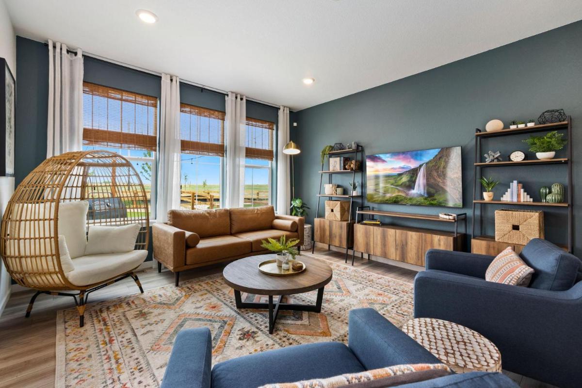 Spacious Home, Great Backyard with Mtn Sunset Views! - Housity