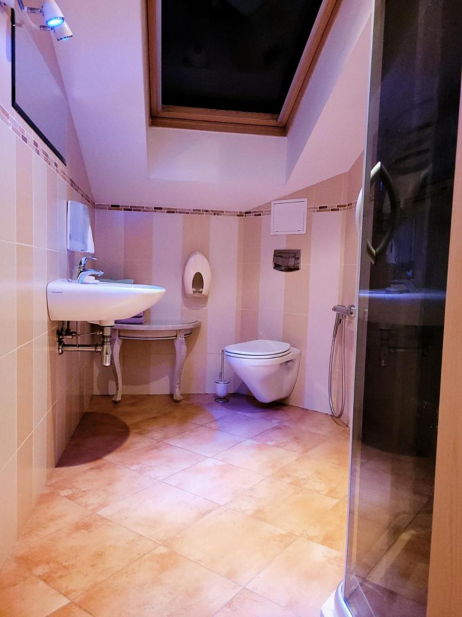 Nakvynė pas Romą - Housity