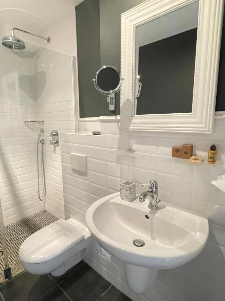 Salle de bains dans l'établissement Château Hôtel Edward 1er