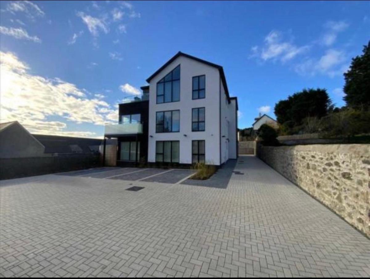 Salisbury Suite - Modern 2 bedroom flat with parking in Menai Bridge - Housity