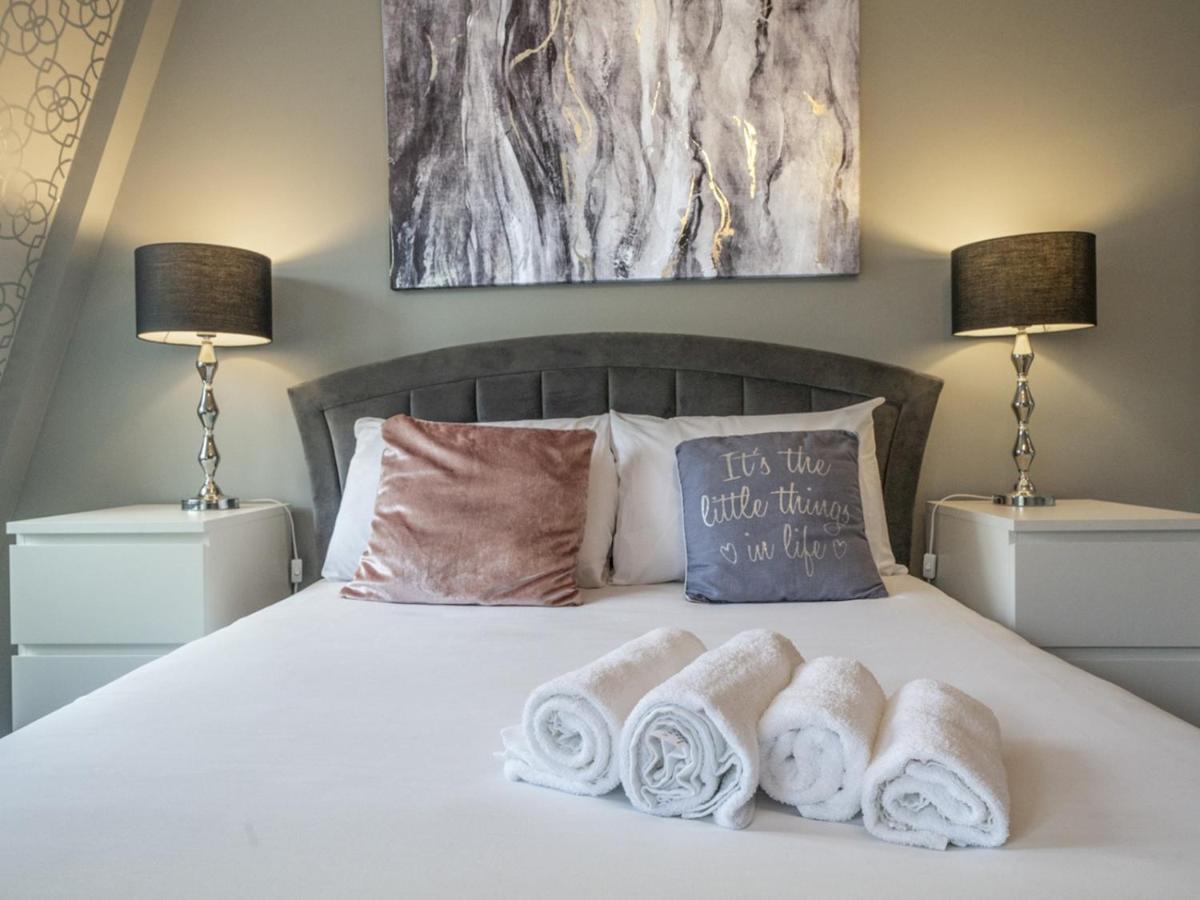 Pass the Keys Top Floor Luxury Balcony Cathedral Quarter - Housity