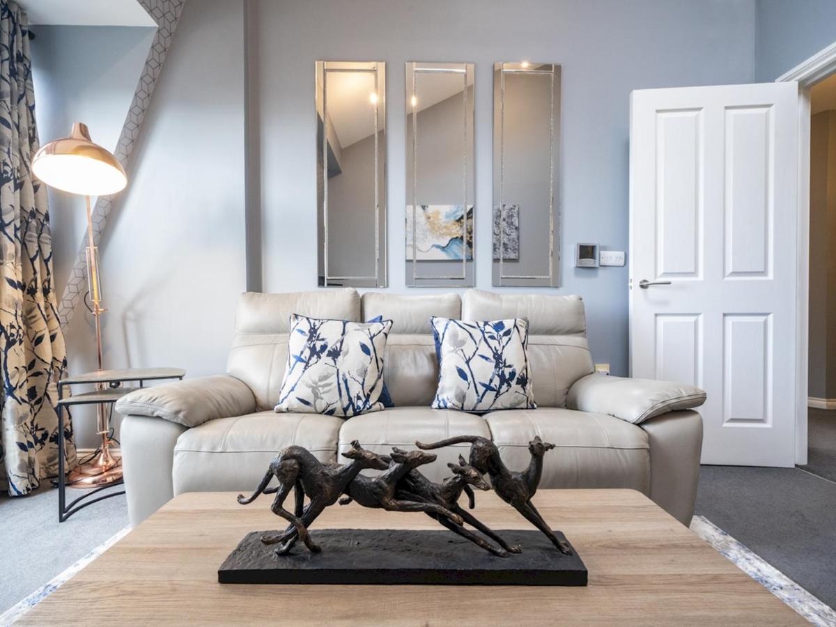 Pass the Keys Top Floor Luxury Balcony Cathedral Quarter - Housity