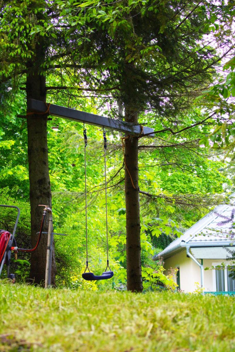 Lili's Lovely Log Home in the Forest - Housity