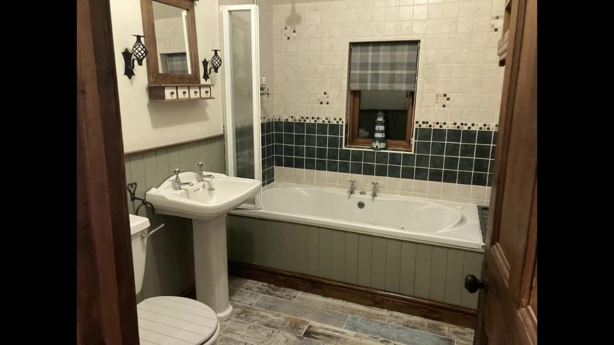 Traditional Stone lodge, Llandeilo - Housity