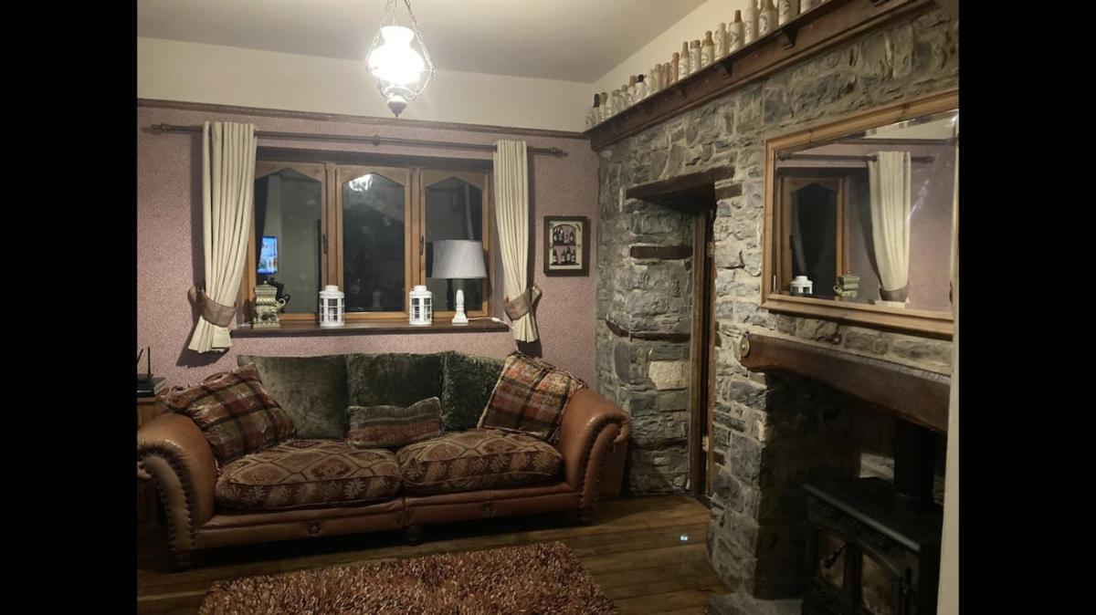 Traditional Stone lodge, Llandeilo - Housity