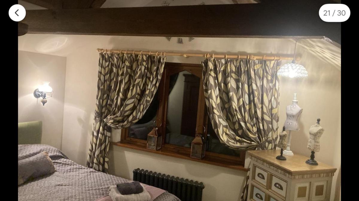 Traditional Stone lodge, Llandeilo - Housity