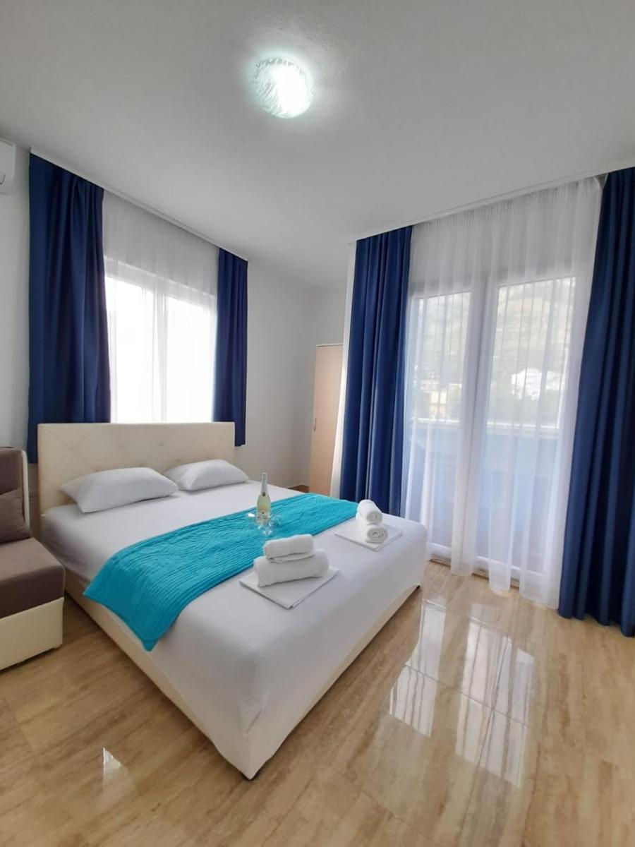 Black & White - Housity