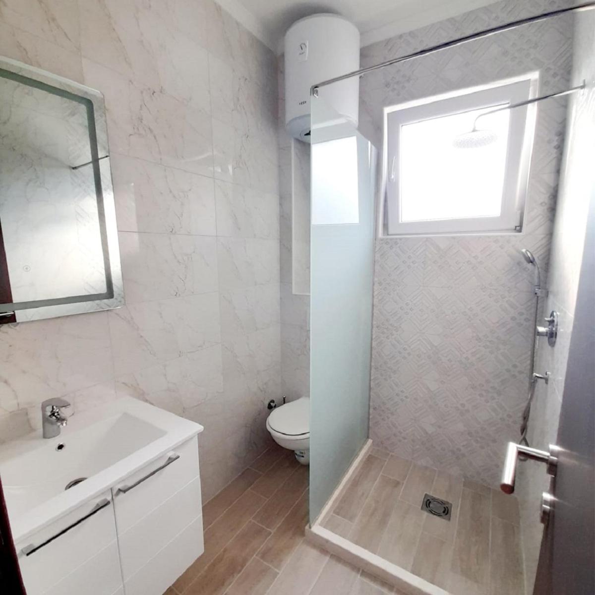 Black & White - Housity