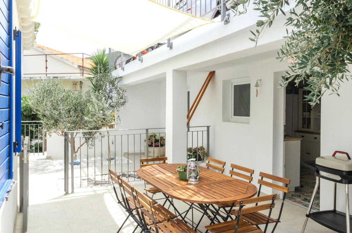 Summer House Bougainvillea by Dubrovnik Colors - Housity