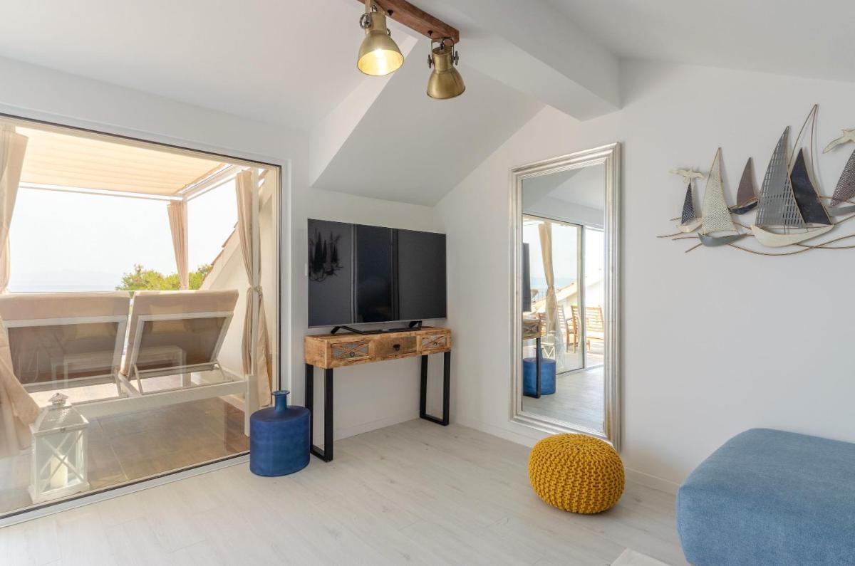 Summer House Bougainvillea by Dubrovnik Colors - Housity