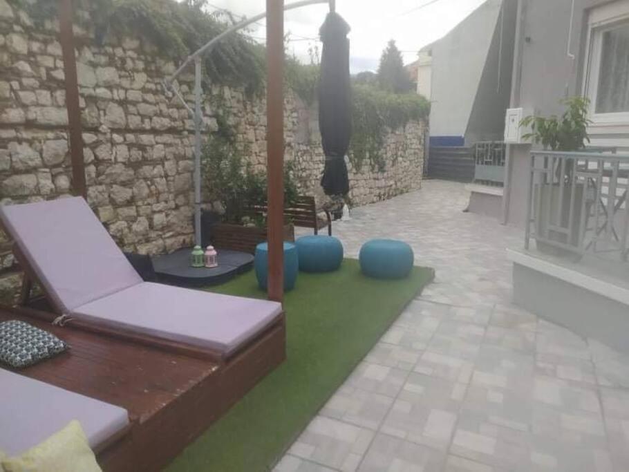 Οικία με αυλή και πάρκινγκ, μέσα στο κάστρο της πόλης - Housity
