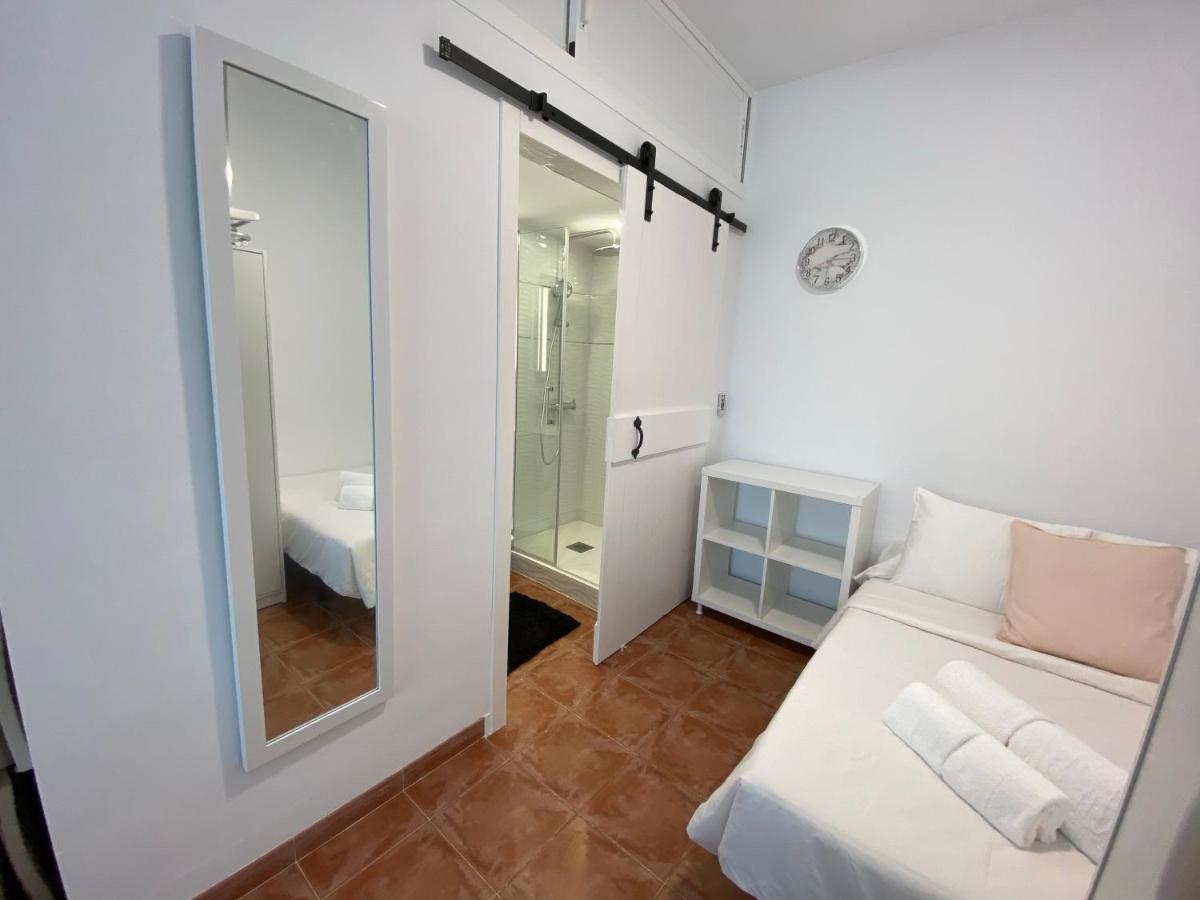La Manga km 0, pisos estudios - planta baja - 100m de la playa - studio flats - ground floor - 100m from the beach, cada con bicis & tabla SUP, piscina & pádel & tenis & más - each with bikes & SUP board, pool & paddle & tennis & more - Housity