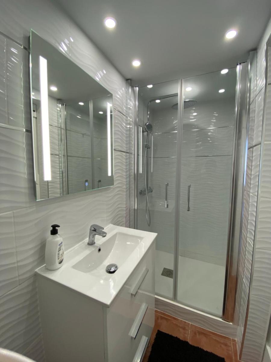 La Manga km 0, pisos estudios - planta baja - 100m de la playa - studio flats - ground floor - 100m from the beach, cada con bicis & tabla SUP, piscina & pádel & tenis & más - each with bikes & SUP board, pool & paddle & tennis & more - Housity