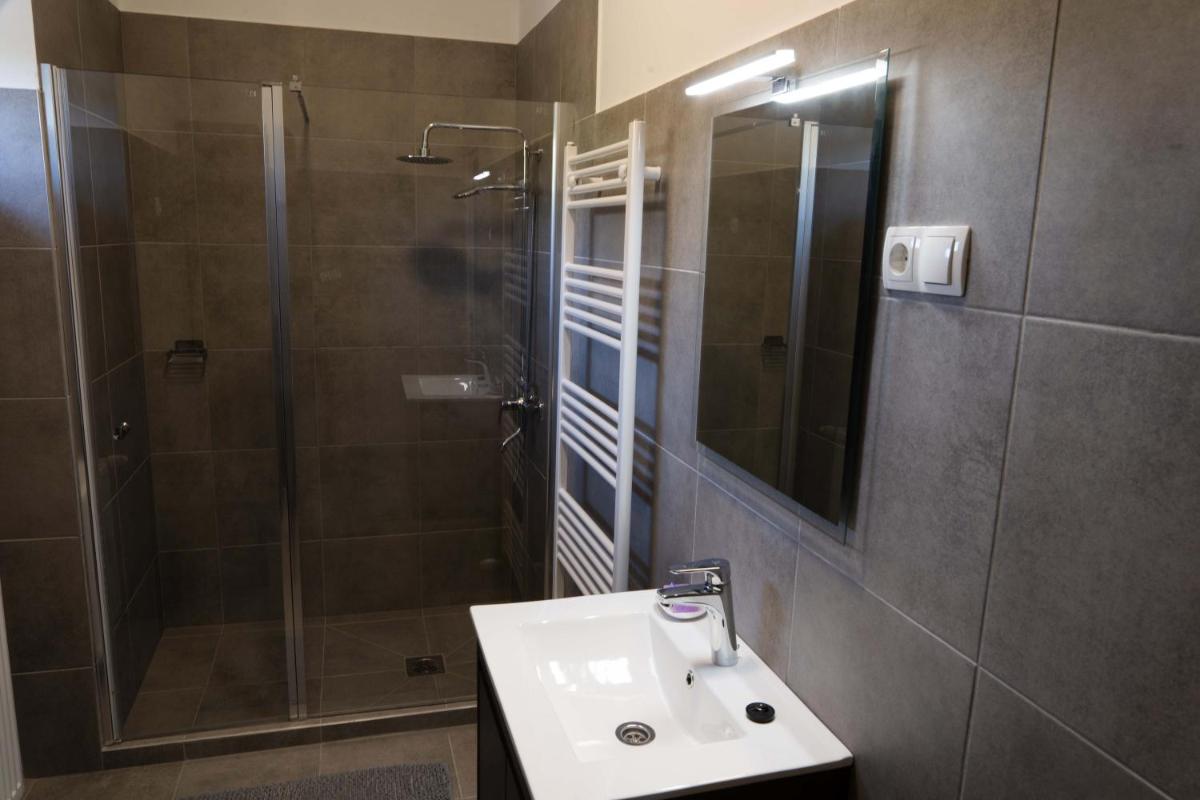 Kunfoglalás Apartmanház - Housity