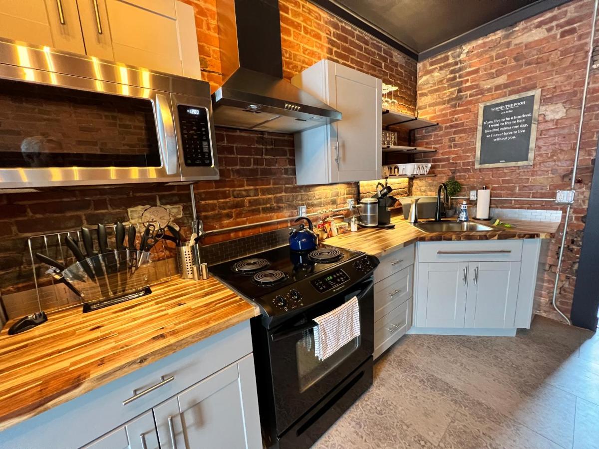 Historic, Stylish Getaway 2 blocks from Waterfront - Housity