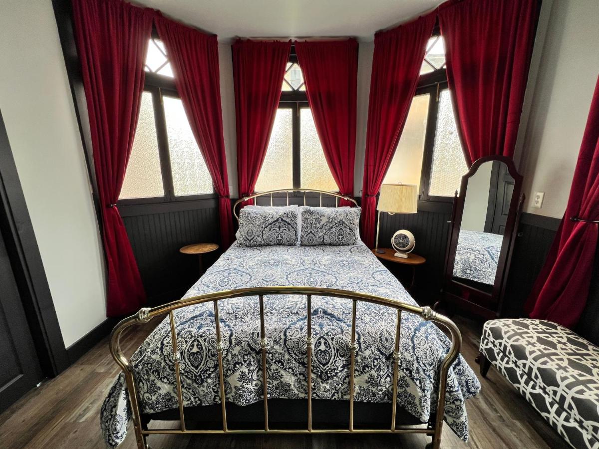 Historic, Stylish Getaway 2 blocks from Waterfront - Housity