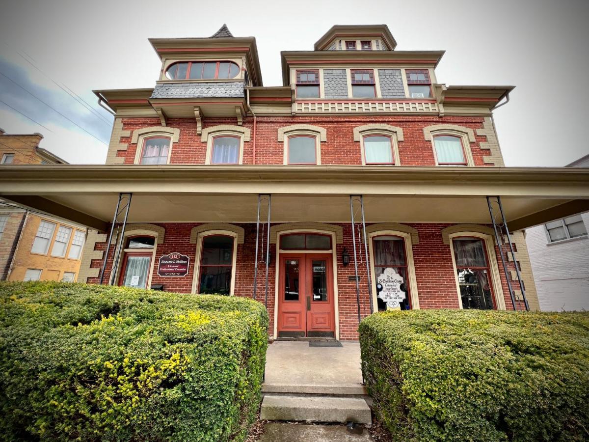 Historic, Stylish Getaway 2 blocks from Waterfront - Housity