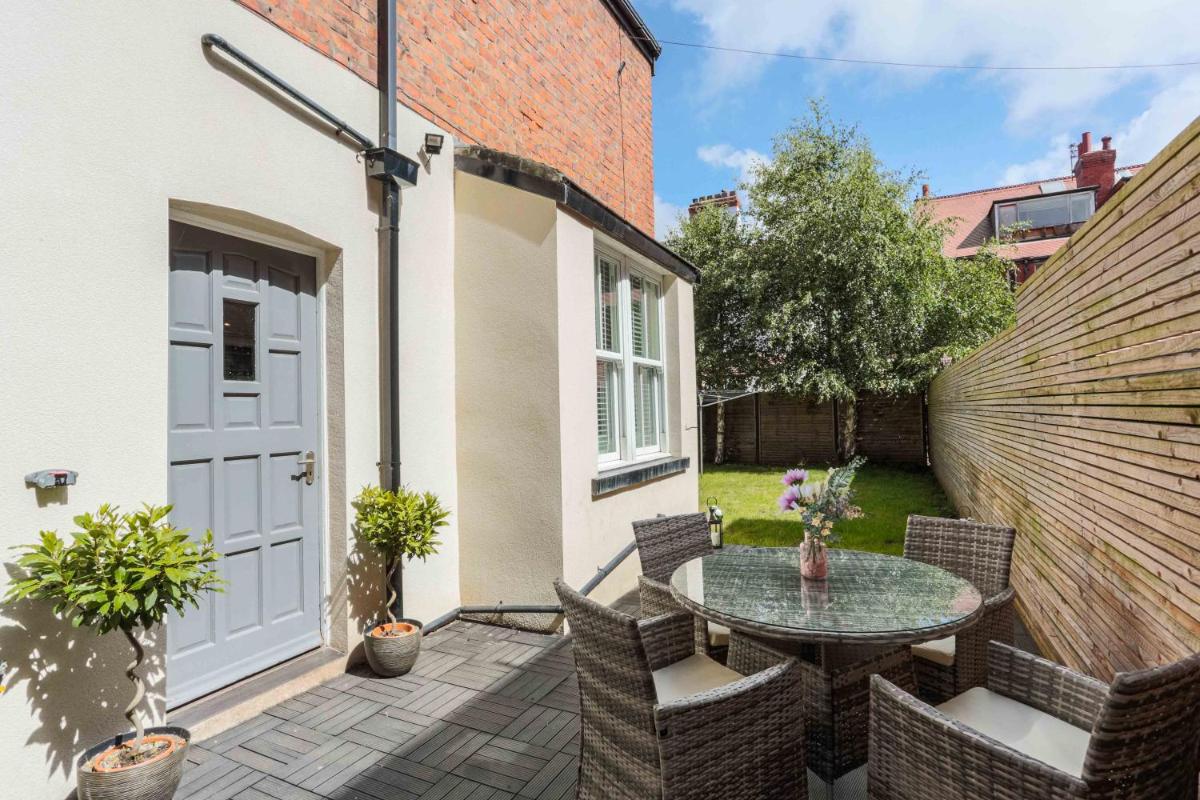 Stylish Lytham 5 Bedroom 3 Bathroom House with Hot Tub - Housity