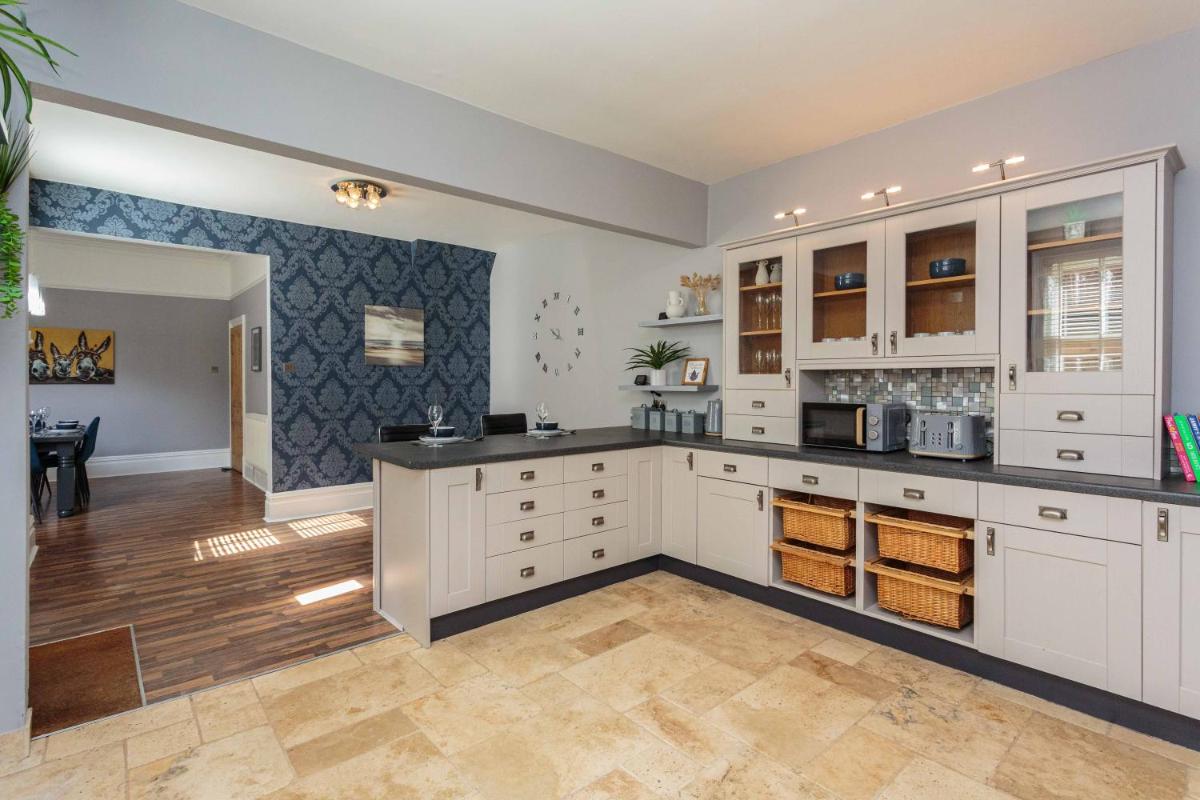 Stylish Lytham 5 Bedroom 3 Bathroom House with Hot Tub - Housity