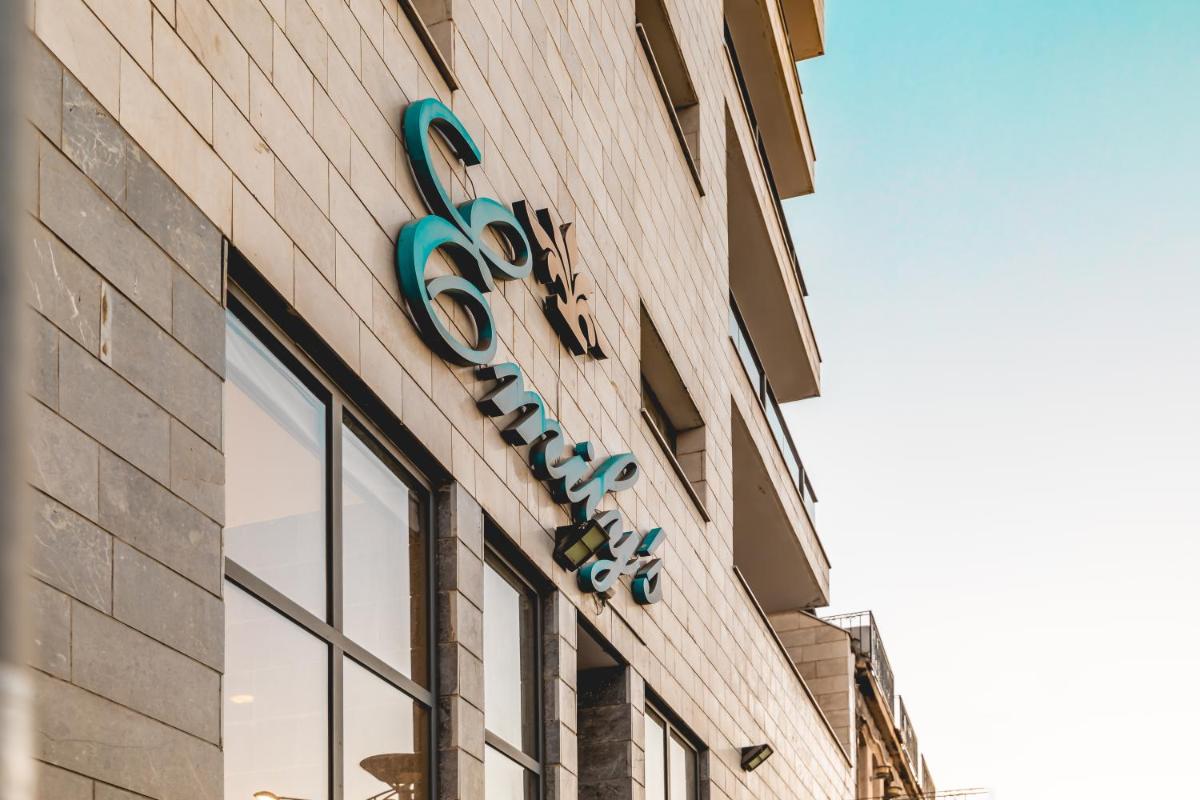 Emily's Hotel - Housity