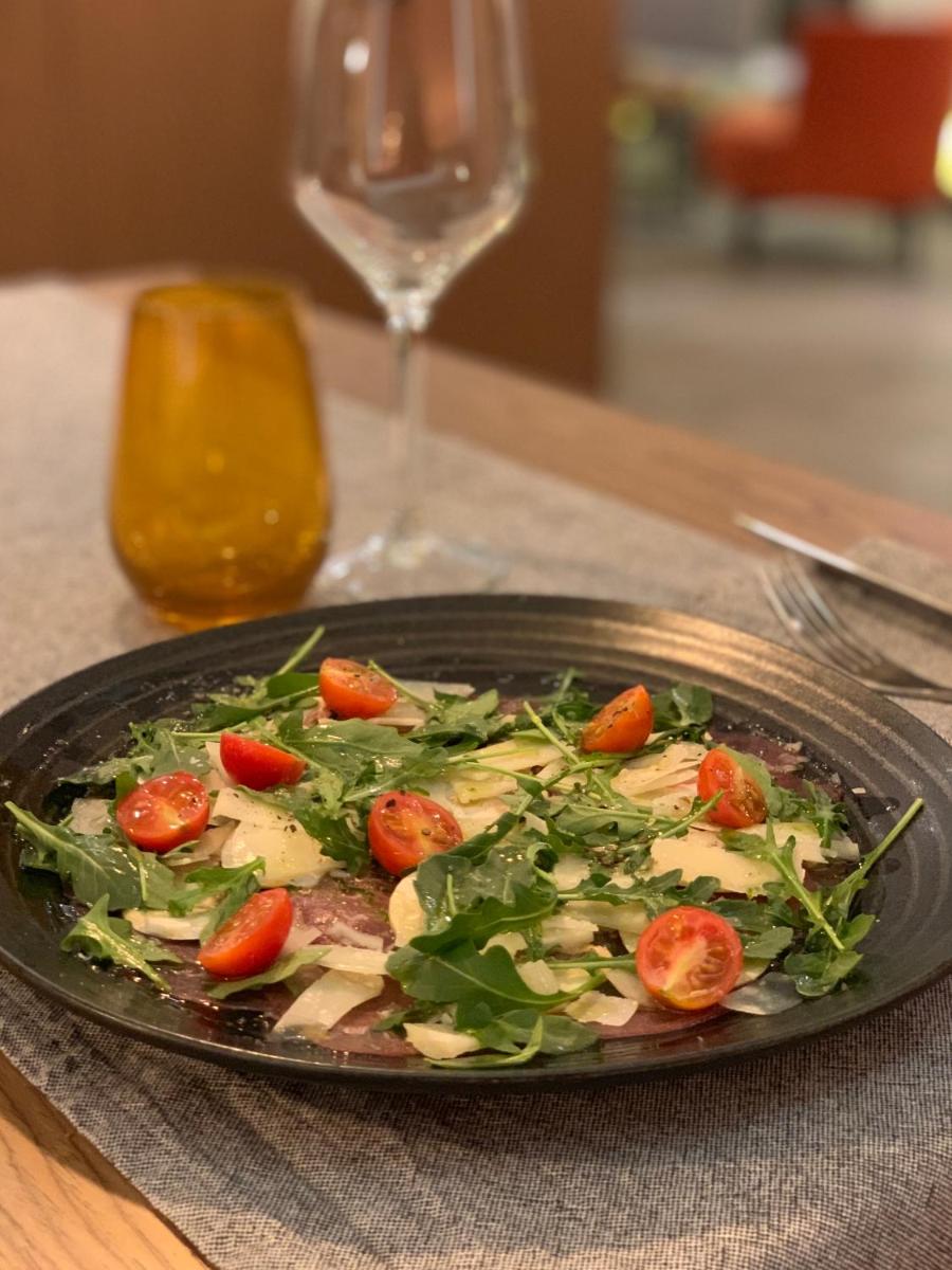 Comida en o cerca de este hotel