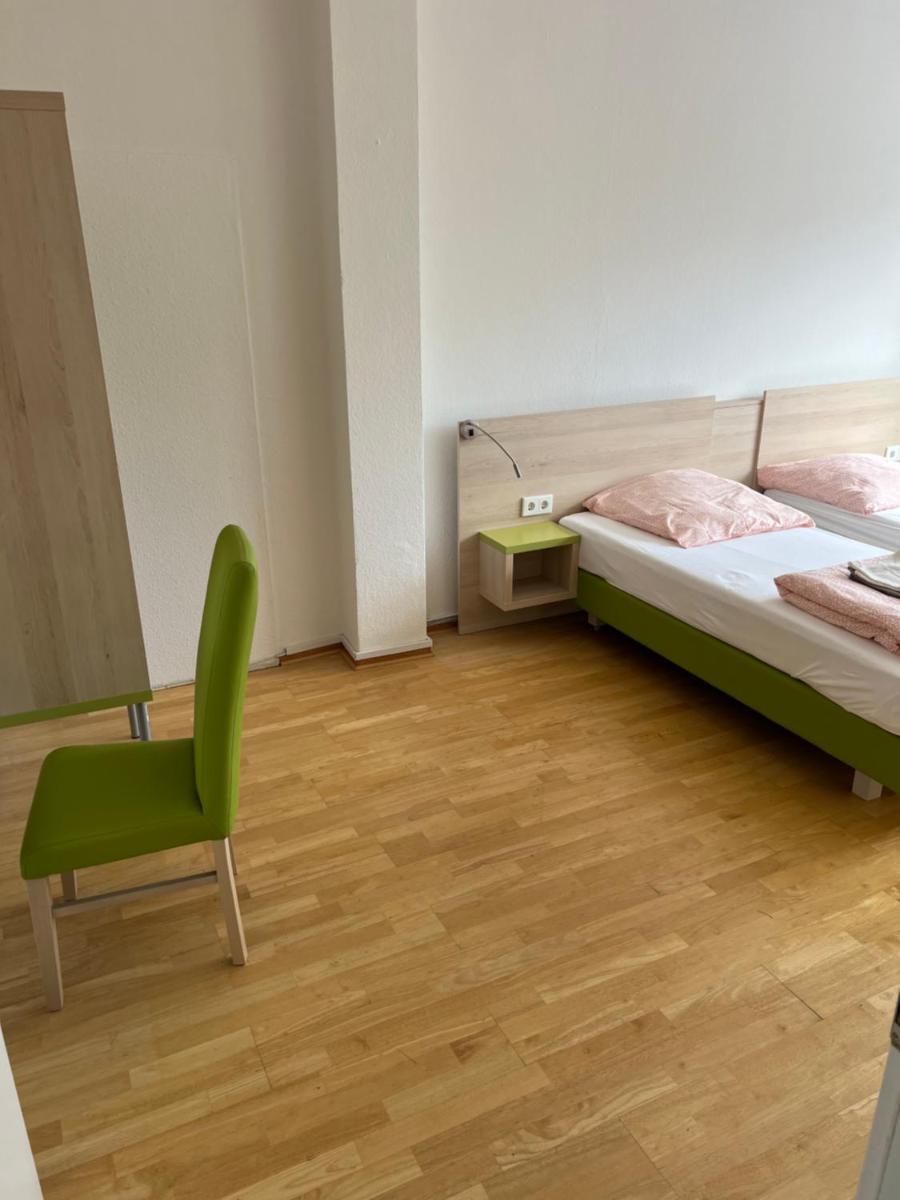 Waffel Cafe HOSTEL Monteurwohnung Ferienwohnung - Housity