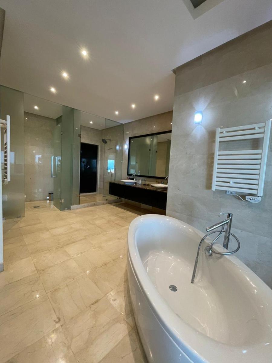 Magnifique villa de 1500m^avec piscine - Housity