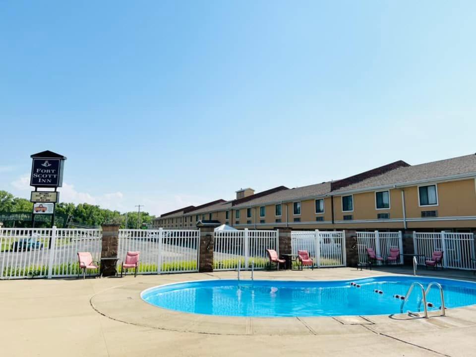 Super 8 by Wyndham Fort Scott - Housity