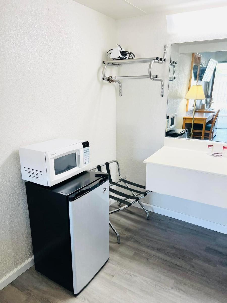 Super 8 by Wyndham Fort Scott - Housity