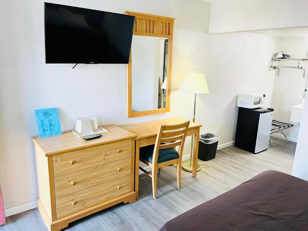 Super 8 by Wyndham Fort Scott - Housity