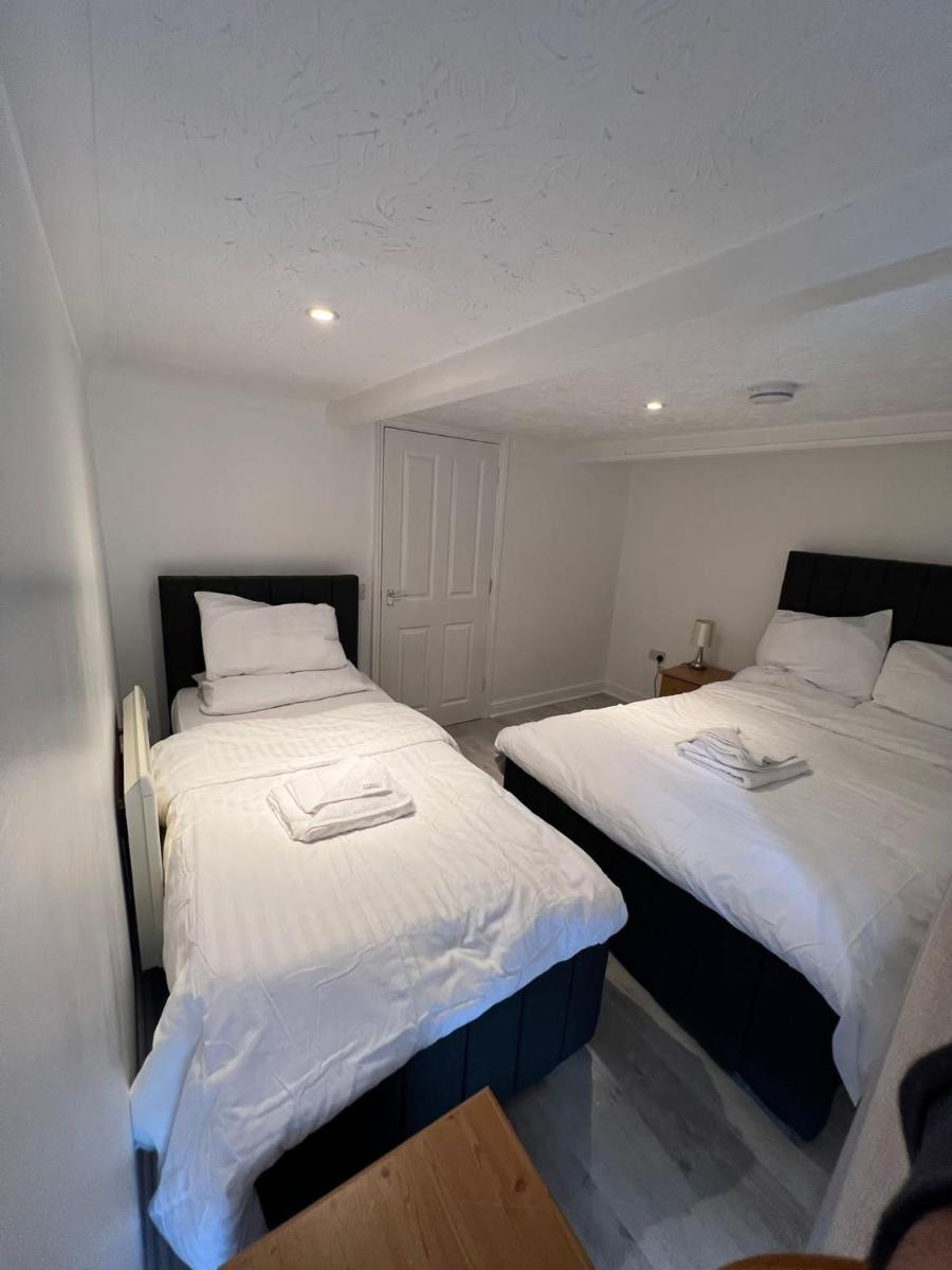 Entire Two Bedrooms Flat, 1F - Housity
